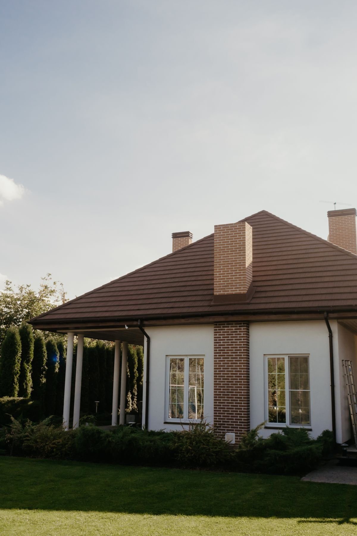 Wohnhaus mit Garten und Hecke