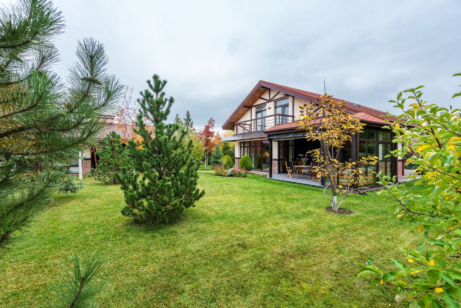 Wohnhaus mit gepflegtem Garten in der Region Schwandorf