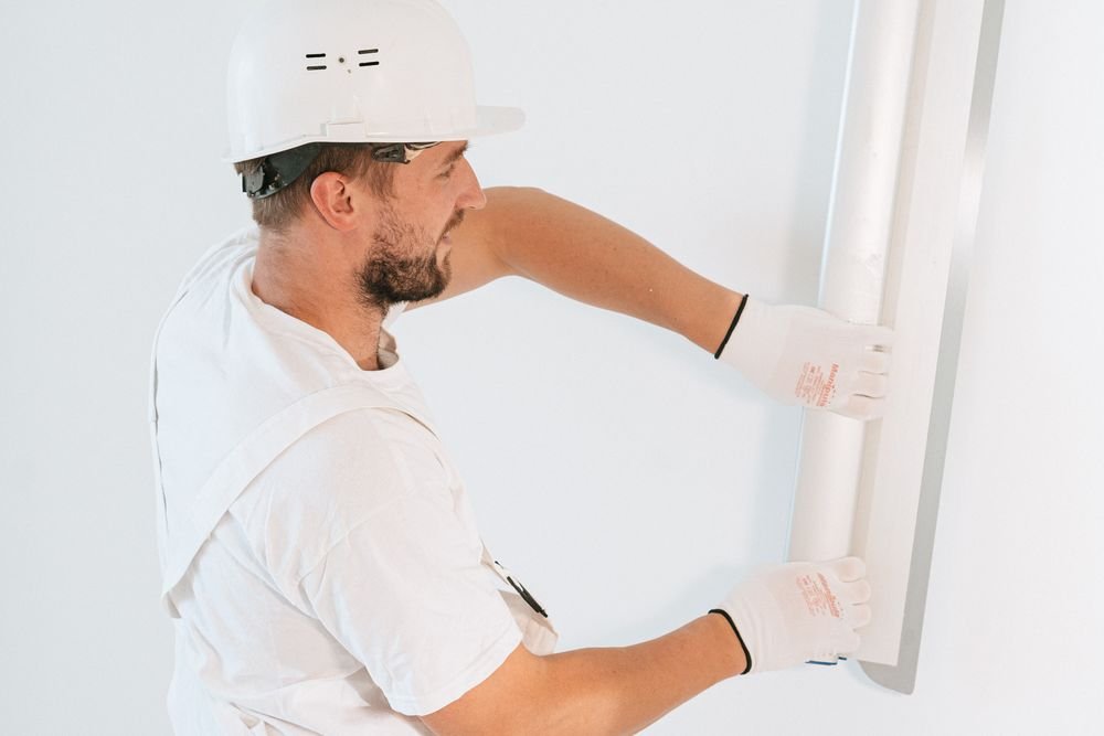 Handwerker montiert Trockenbau-Element